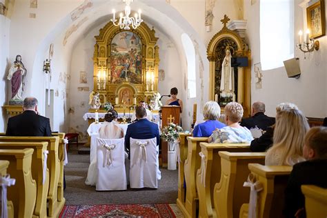 Svadobný obrad v historickom gotickom kostole v skanzene Pribylina