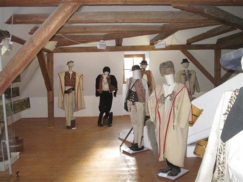 Interiér obradnej siene v Národopisnom múzeu Liptovský Hrádok s historickým nábytkom