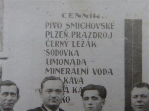 Ilustrácia pohanských osláv konca leta s ohňami a maskami