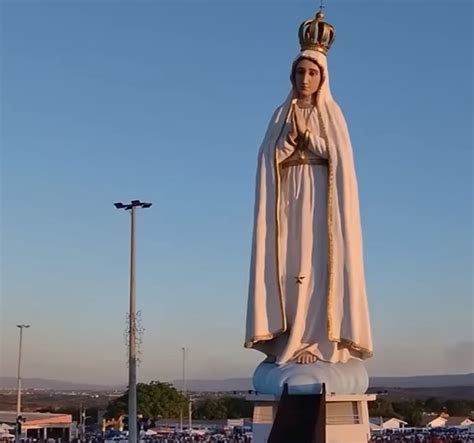 Socha Panny Márie Fatimskej s korunkou, v ktorej je náboj (fotografia)