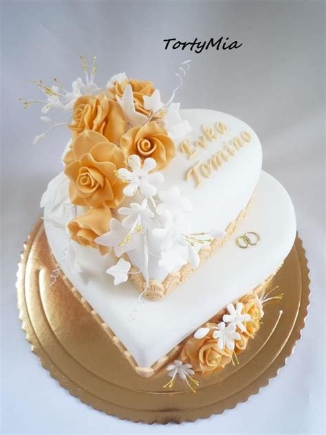 Torta v tvare kalicha zdobená zlatými detailmi