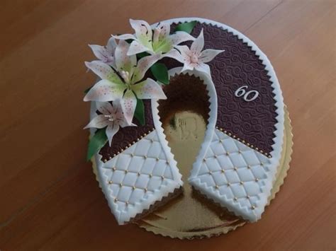 Torta podkova zdobená symbolmi prvého svätého prijímania a pastelovými kvetmi