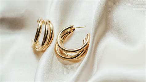Zlaté a strieborné šperky s náboženskými symbolmi