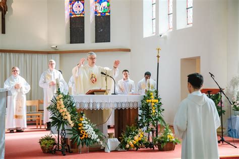 Schéma znázorňujúca teologický význam Eucharistie ako stredobodu katolíckej viery