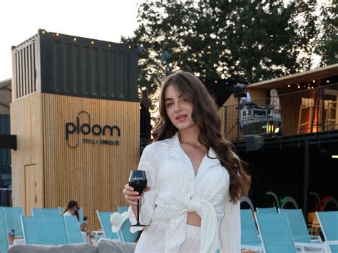 Štýlový party outfit s koženými šortkami, elegantným topom a opätkami