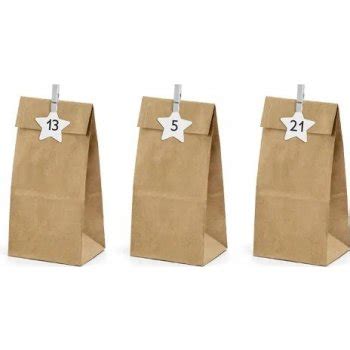 Papierové vrecúška s číslami zavesené na drevenej vetvi