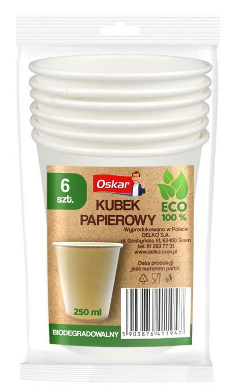 Papierové poháre ozdobené rôznymi technikami, pripravené na naplnenie