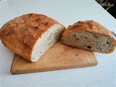 Záber na domáci pečený hrozienkový chlieb na drevenej doske