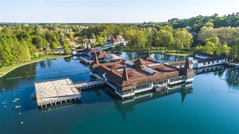 Panoráma jazera Balaton s rozkvitnutými brehmi a letnou atmosférou