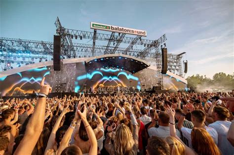 Atmosféra z festivalu Balaton Sound s veľkým davom a pódiovou show