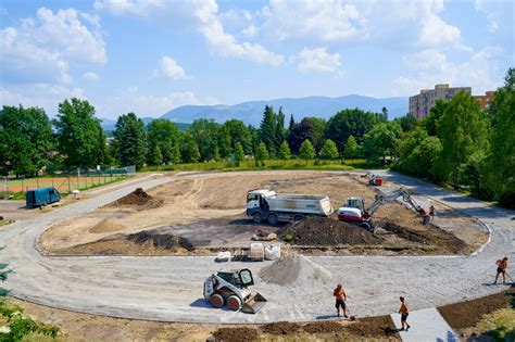 deti na nafukovacích atrakciách pri otváraní športového areálu