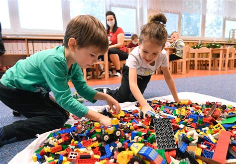 deti hrajúce sa so stavebnicami LEGO