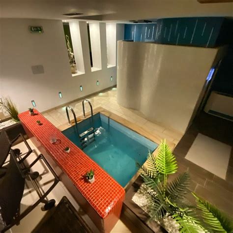 Fotografia interiéru wellness centra s bazénom a relaxačnou zónou