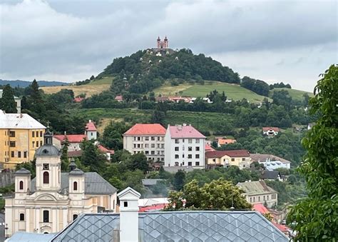 Panoramatický záber na Kalváriu v Banskej Štiavnici umiestnenú na kopci Scharffenberg