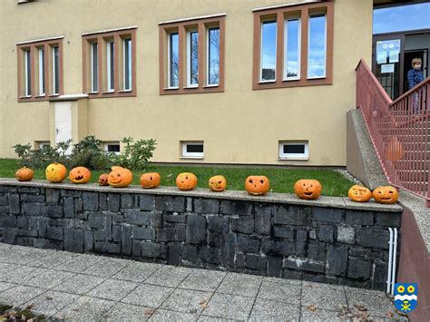 Vstup do strašidelne vyzdobeného Familyparku počas Halloweenu