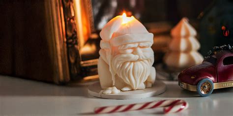 Tematické foto s ručne vyrobenými vianočnými svietnikmi a vianočnou atmosférou