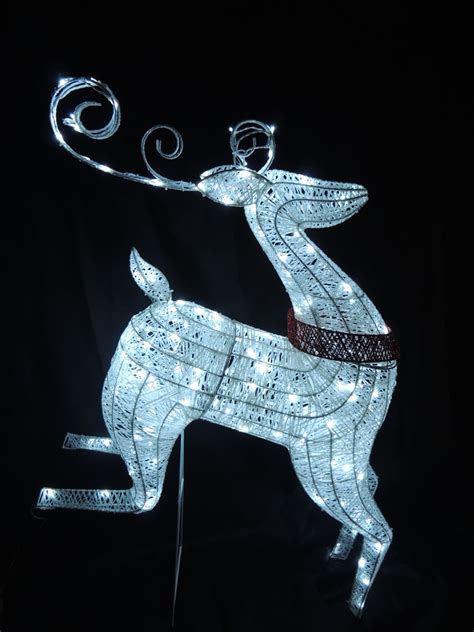 Ilustratívne foto: Stojanový vianočný sob s LED osvetlením v zasneženej záhrade