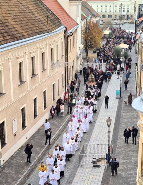 Svadobná procesia s vojvodkyňou Catherine a družičkami v okolí kostola