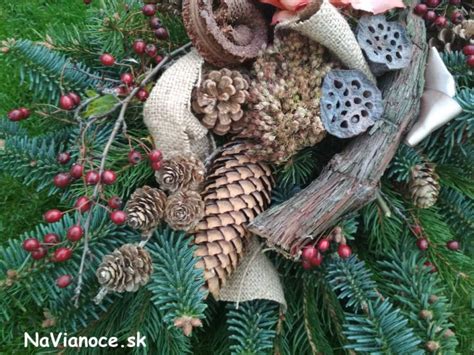 Vianočné girlandy z prírodných materiálov s pomarančmi, škoricou a šiškami