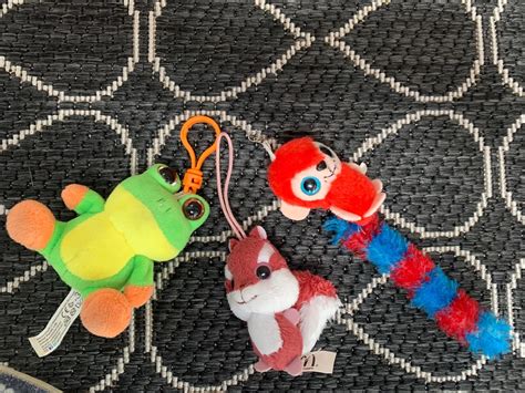 Detailná fotografia sťahovaných plyšových hračiek „THEMONSTERS“ s varovným nápisom o prekročení limitov zmäkčovadiel