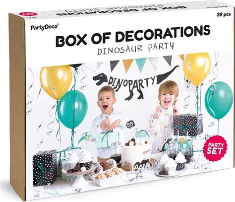 Atmosférická fotografia párty sortimentu vrátane dekorácií na oslavy a detských hračiek