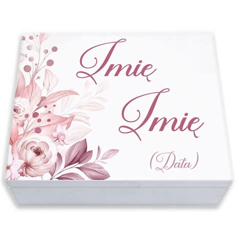Detailný záber na luxusnú darčekovú škatuľu s elegantnou stuhou a personalizovaným venovaním.