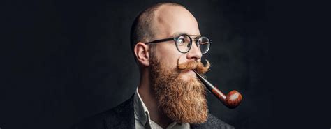 fotografia muža s upravenou bradou alebo štýlovými doplnkami