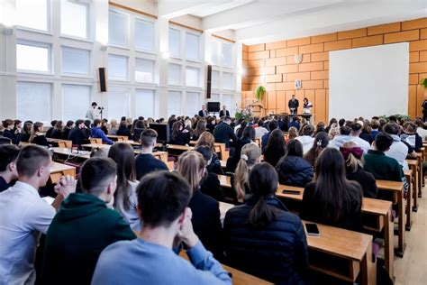 Rečník prednáša na akademickej pôde, pred študentmi a profesormi