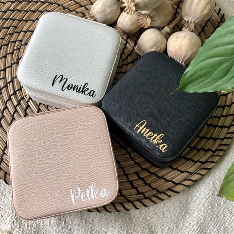 Ilustračná fotografia zobrazujúca rôzne personalizované darčeky ako sú šperky, hrnčeky a fotoknihy.