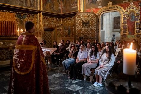 Snímka z pohrebnej liturgie v katedrále - dôstojné prostredie s oltárom a kňazmi