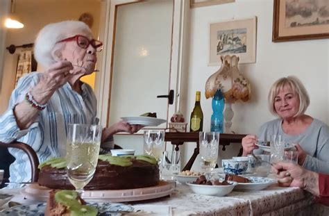 Ilustračná fotografia zobrazujúca šťastnú ženu stredného veku pri oslave narodenín.