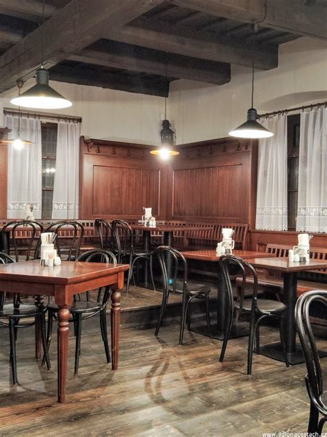 Fotografia interiéru reštaurácie EFI Hostinec s detailom na jedlo