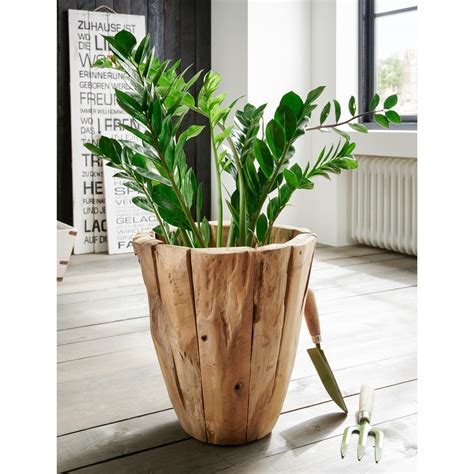 Schéma vrstvenia dekorácie: veľká váza, vnútorný obal na kvetináč, štrk na dno a výplň zo zlatých vlasov s vianočnými guľami