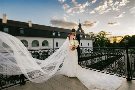 Ukážka svadobných šiat zo salónu Laura Topoľčany v interiéri salónu a exteriéri kaštieľa Chateau Appony
