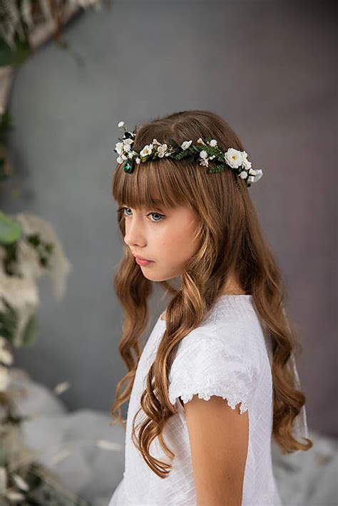 Tematické foto dievčatka v elegantných bielych šatách A-strihu na prijímanie