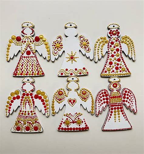 Ilustrácia s tradičnými vianočnými motívmi (anjeli, sneh, stromček)