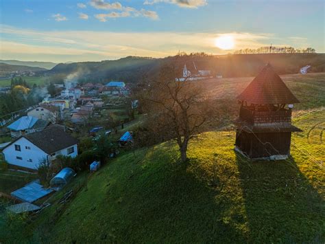 Tematické foto: vinice v Malých Karpatoch pri západe slnka