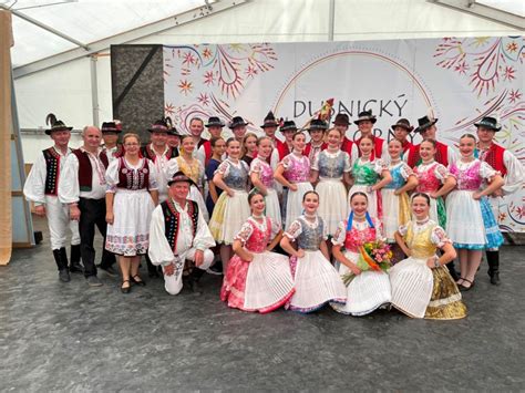 Fotografia účinkujúcich v tradičných krojoch na folklórnom festivale