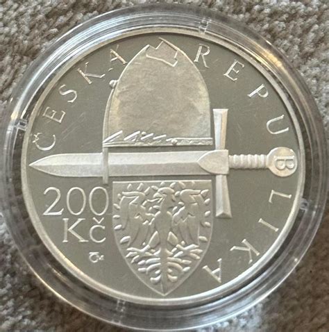 Detailná fotografia alebo grafické znázornenie striebornej mince 200 Kč z roku 2010.