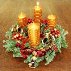 detailný záber na adventný veniec a vianočnú výzdobu