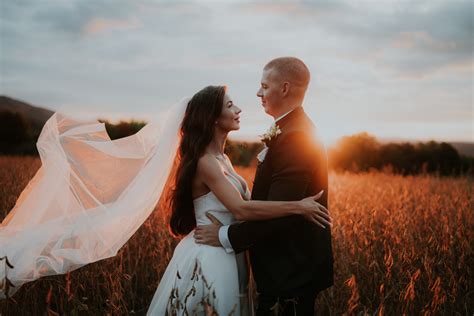 Tematické foto: svadobný fotograf pri práci s prirodzeným svetlom