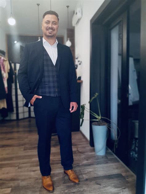 Porovnávacia infografika rôznych typov väzieb a materiálov svadobných albumov (drevo, ľan, koža)