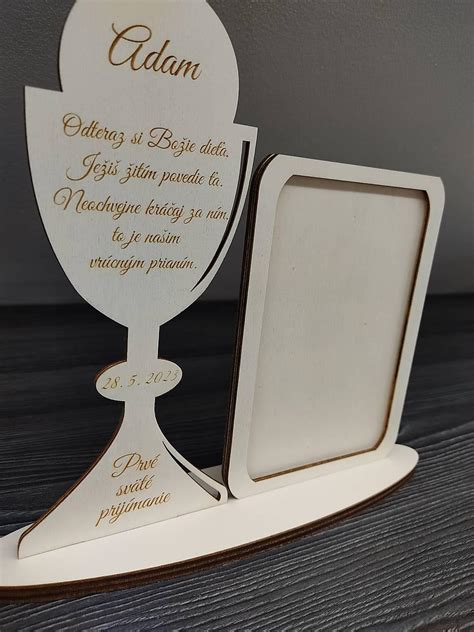 Fotografia personalizovanej drevenej pamiatky s kalichom