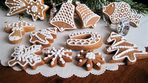 Ilustračná fotografia vianočného perníkového koláča s polevou a ozdobami