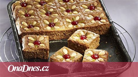 Rozložené ingrediencie na perníkový koláč na drevenej doske