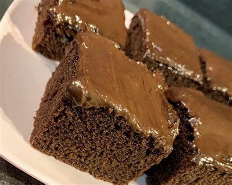 Detailný pohľad na hotový perníkový koláč s čokoládovou polevou