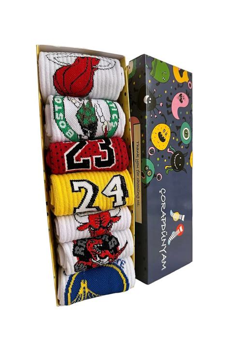 Fotografia páru veselých ponožiek s rôznymi motívmi