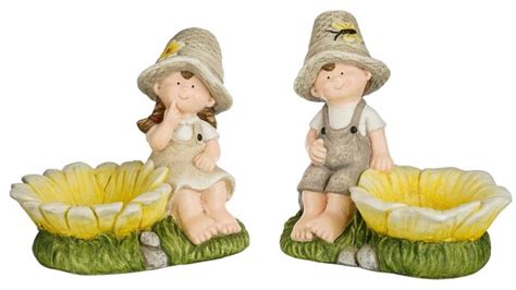 Detailný záber na malé 6 cm postavičky chlapca a dievčaťa v pletených čiapkach