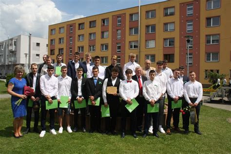 Tematické foto stužkovej slávnosti s absolventmi a zelenými stužkami