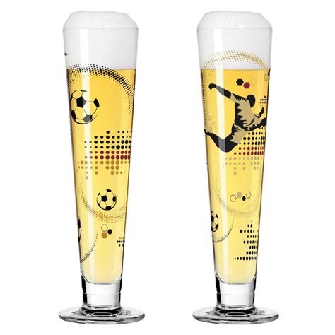 Ilustračné foto rôznych personalizovaných pivných pohárov s gravírovanými menami a motívmi.